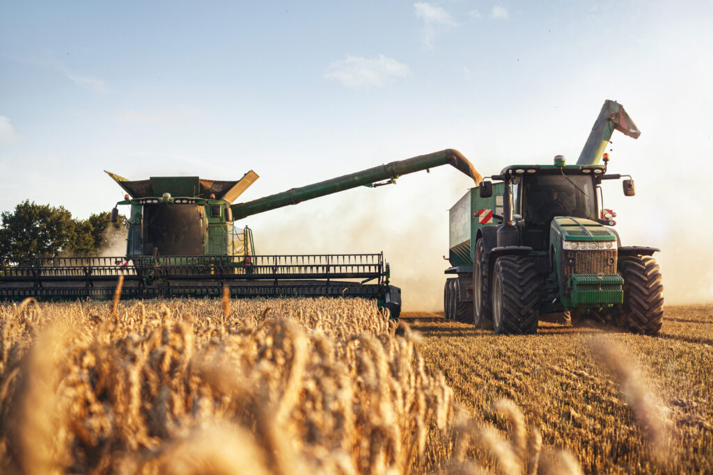 Mähdrescher und Traktor bei der Ernte auf einem Weizenfeld Varsity Idaho wheat